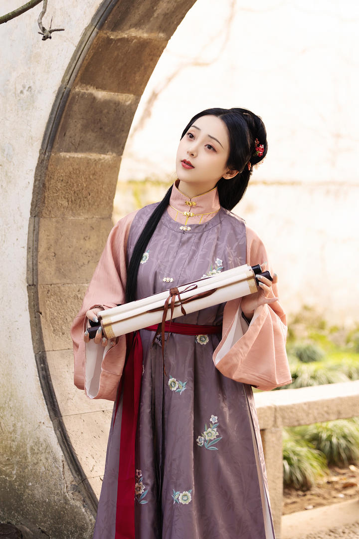拿着书画唯美古装美女煜月写真图片