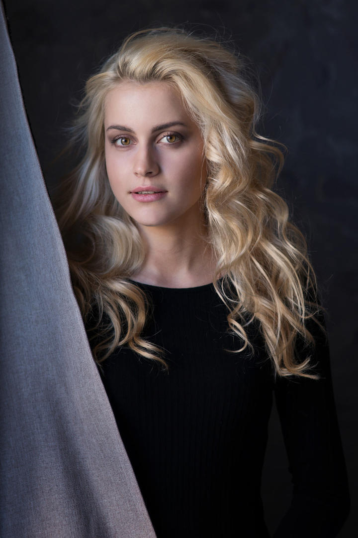 金色卷发的欧美美女肖像写真