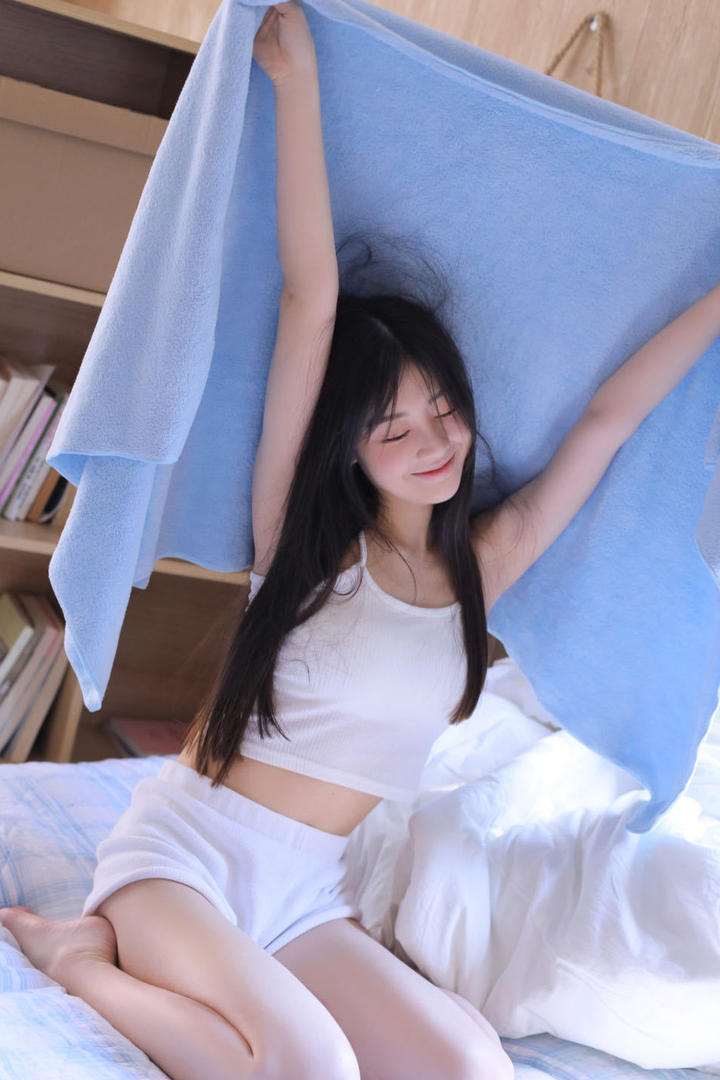 举着毛巾的清纯女生私房照图片