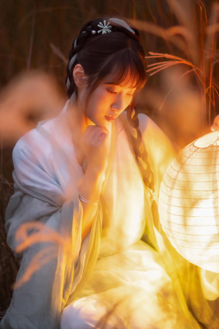 打着灯笼的清纯唯美古装美女壁纸图片