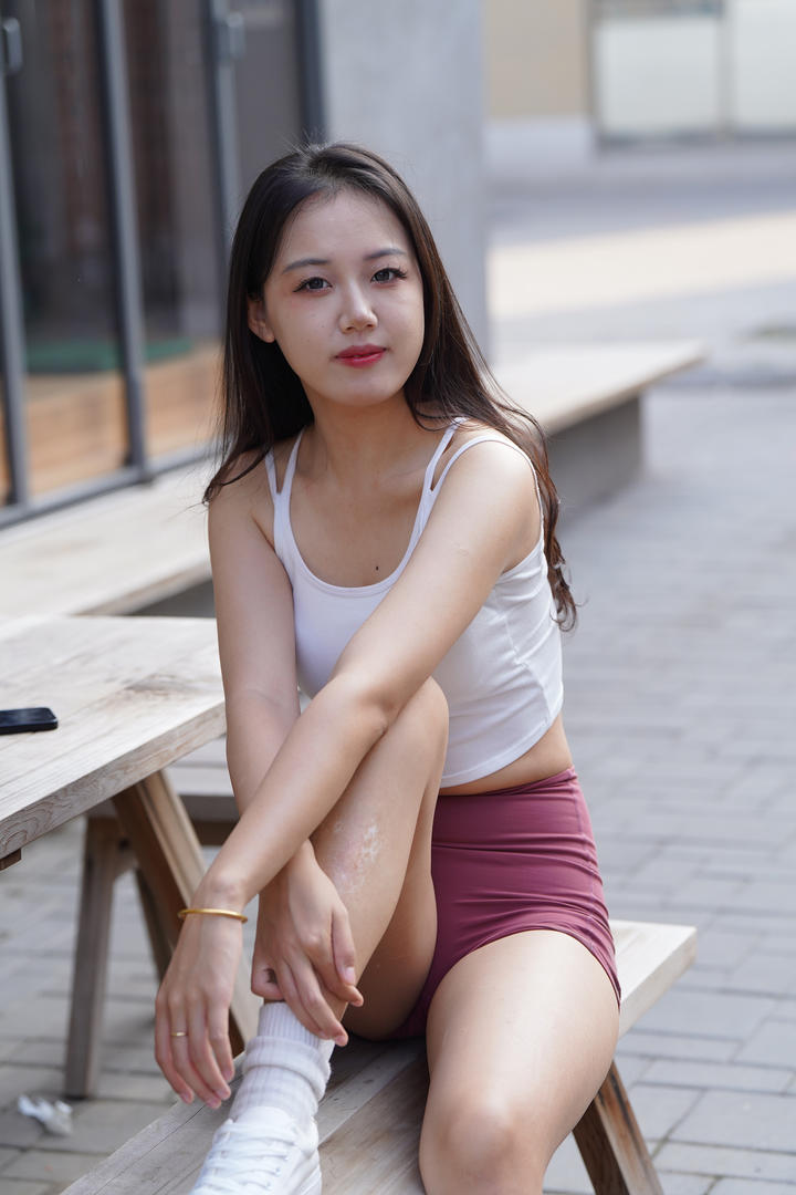 尤果网红色瑜伽短裤美眉性感街拍图片