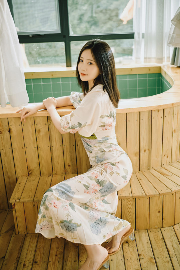 坐在浴池边的翘臀美女技师大胆人像摄影图片