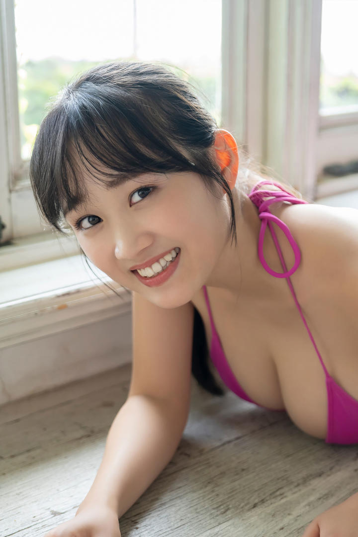 清纯吊带泳装美女