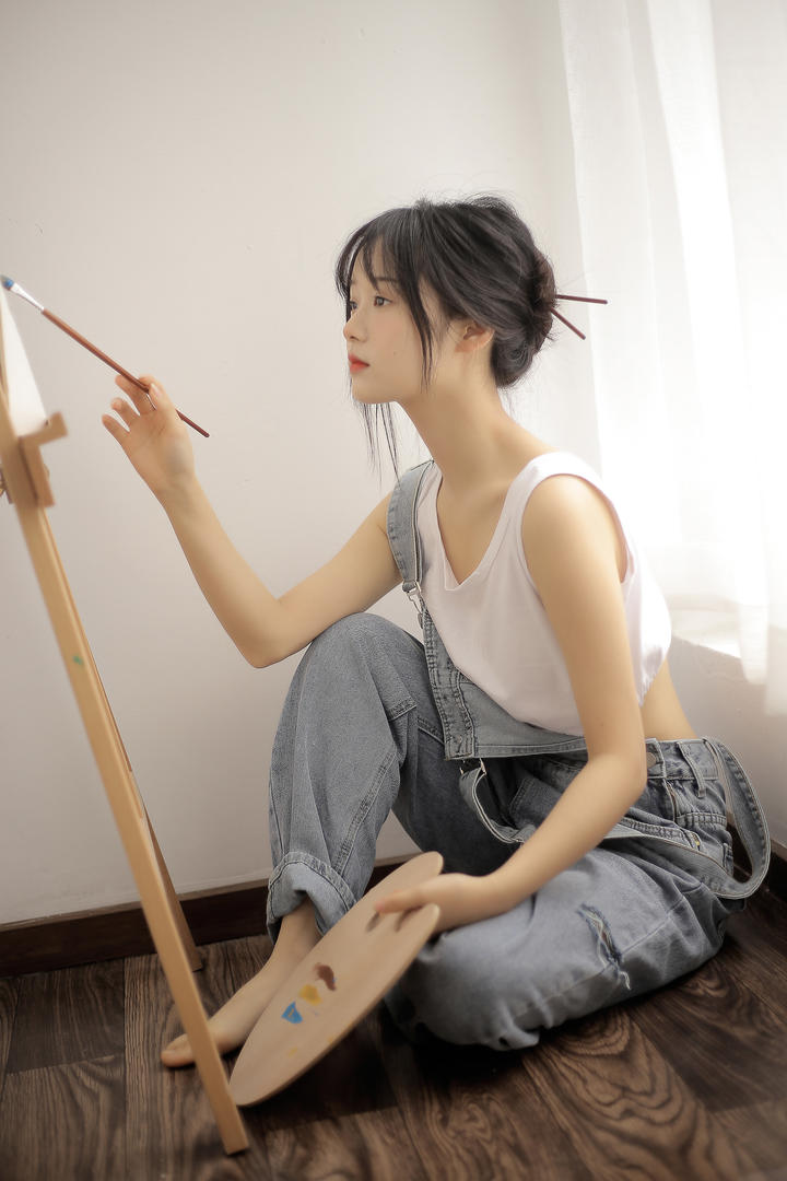 画画的清纯艺校美女校花摄影写真图片