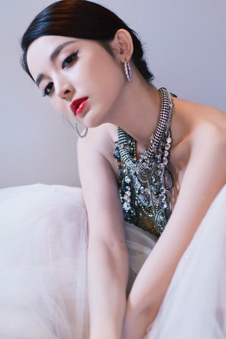 性感红唇美女明星古力娜扎图片