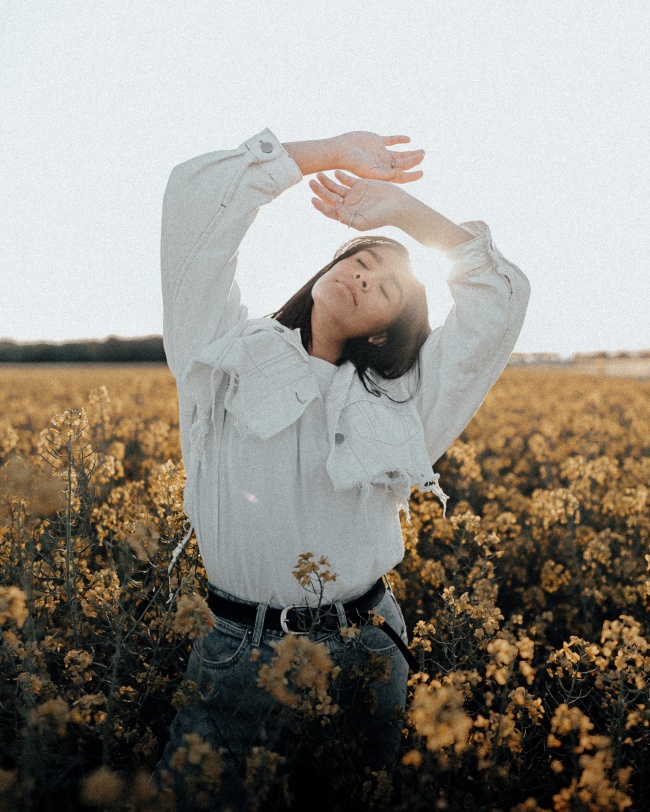 暖春油菜花海美女写真图片