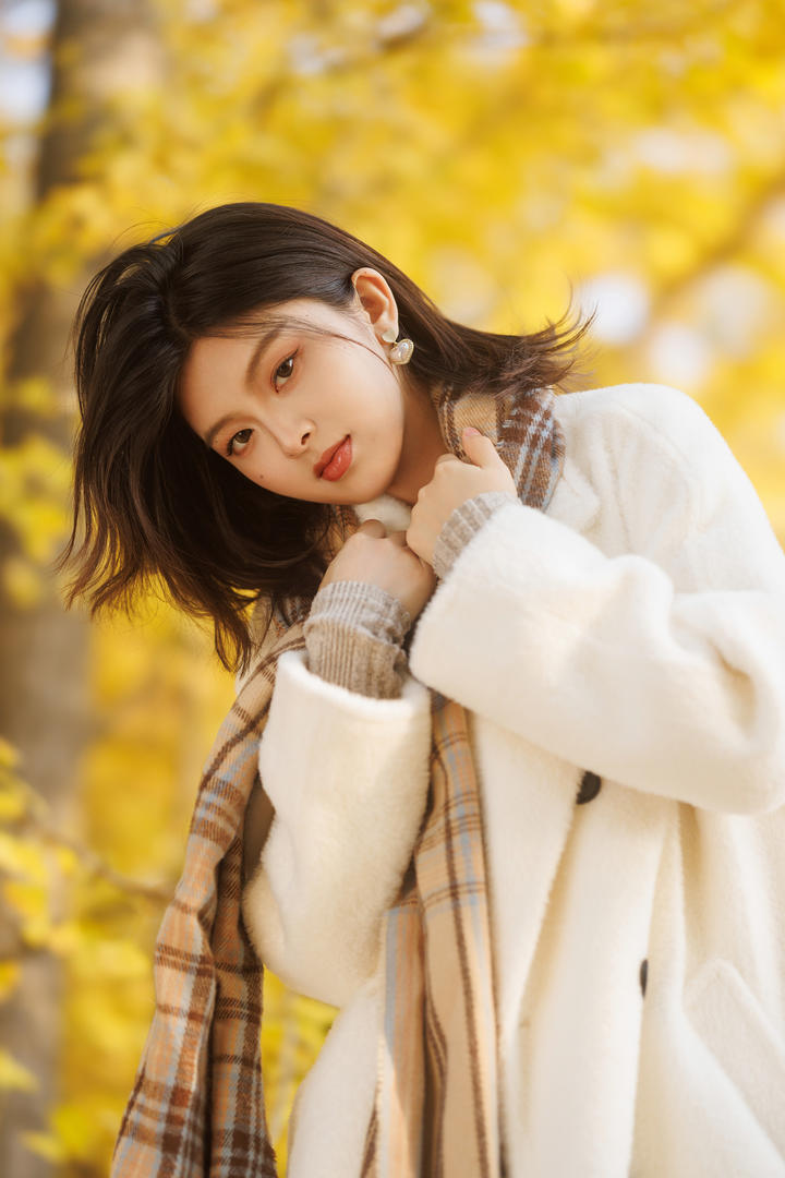 裹着围巾的清纯美女高清养眼手机壁纸图片