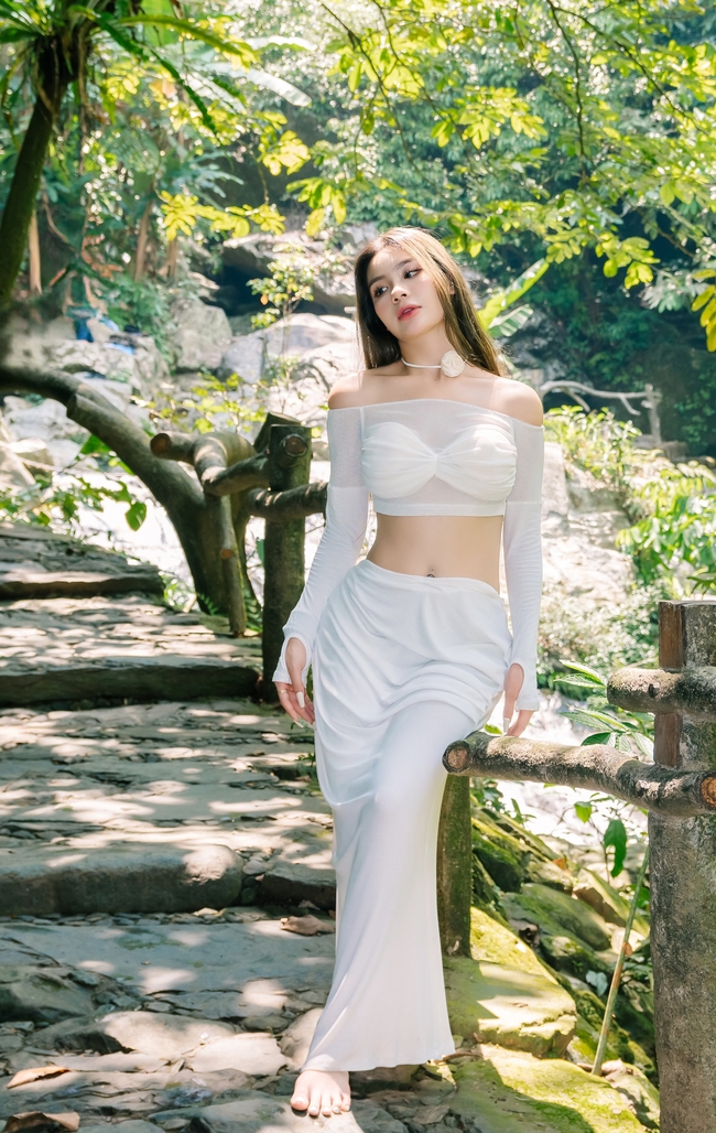 性感亚洲美女人体模特户外写真摄影