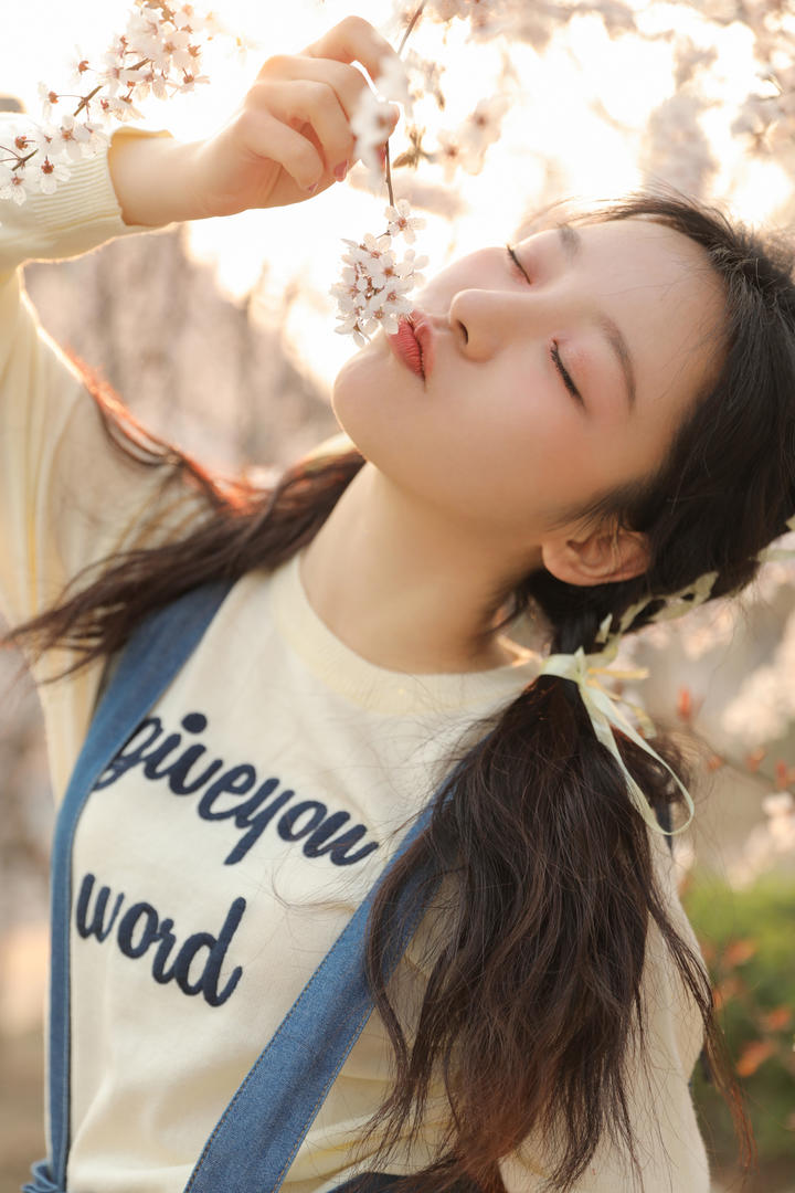 极品颜值清纯美女赏花写真图片