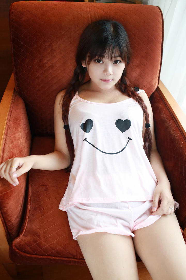 穿着可爱睡衣的性感小美女