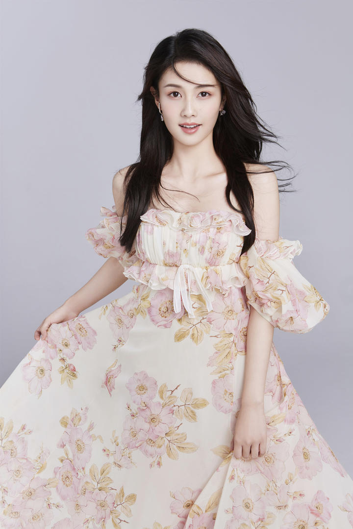 穿着连衣裙的漂亮美女明星白鹿高清大图下载