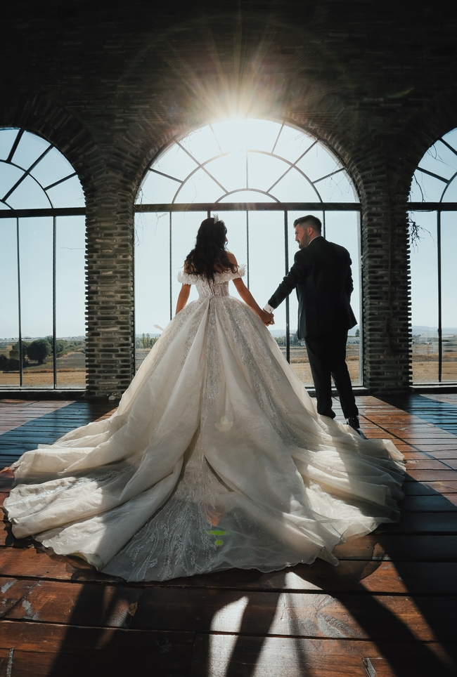 唯美浪漫手牵手迎着阳光婚纱写真图片