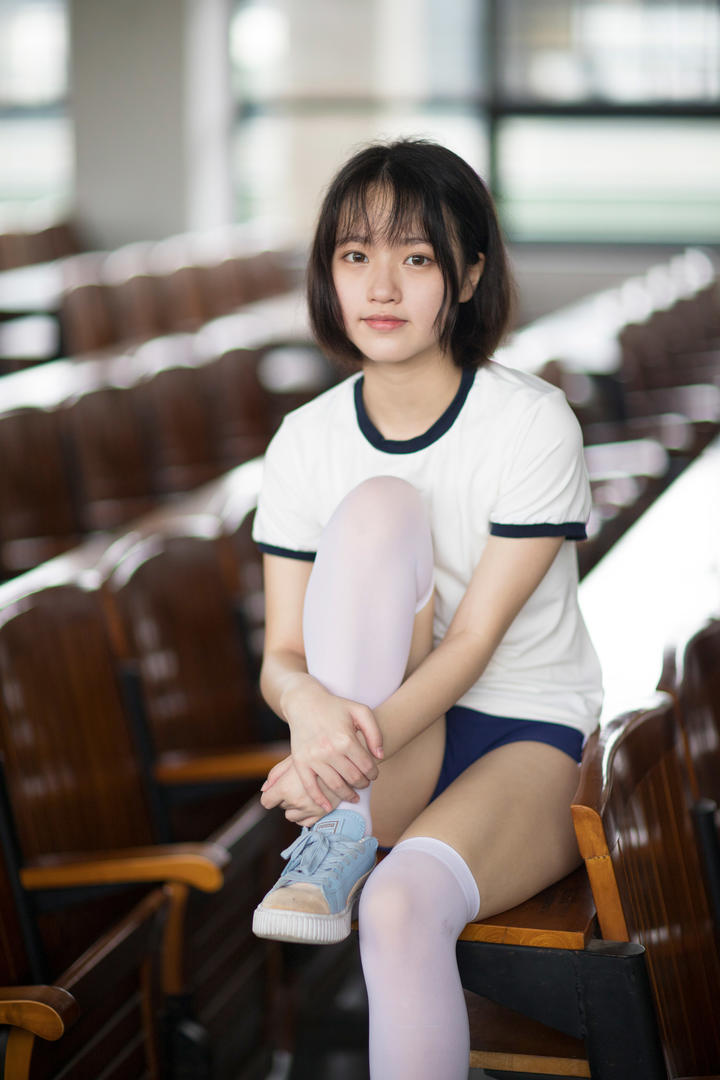 穿白丝的清纯短发发型女学生写真图片