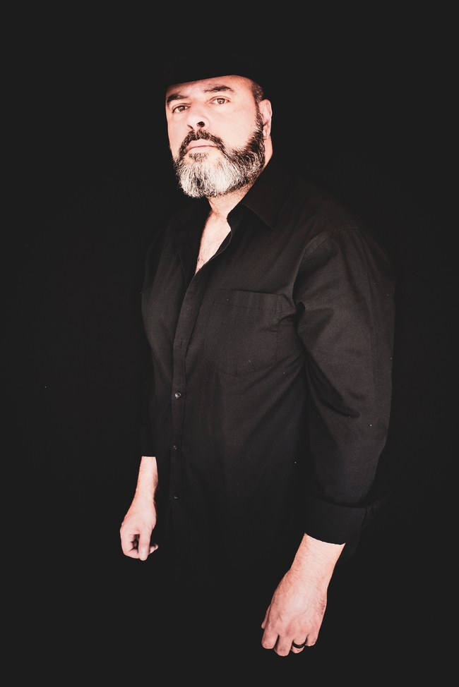 欧美黑色艺术风格中年大叔帅哥图片