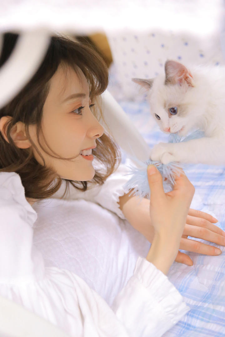 逗猫的可爱女生头像高清图片