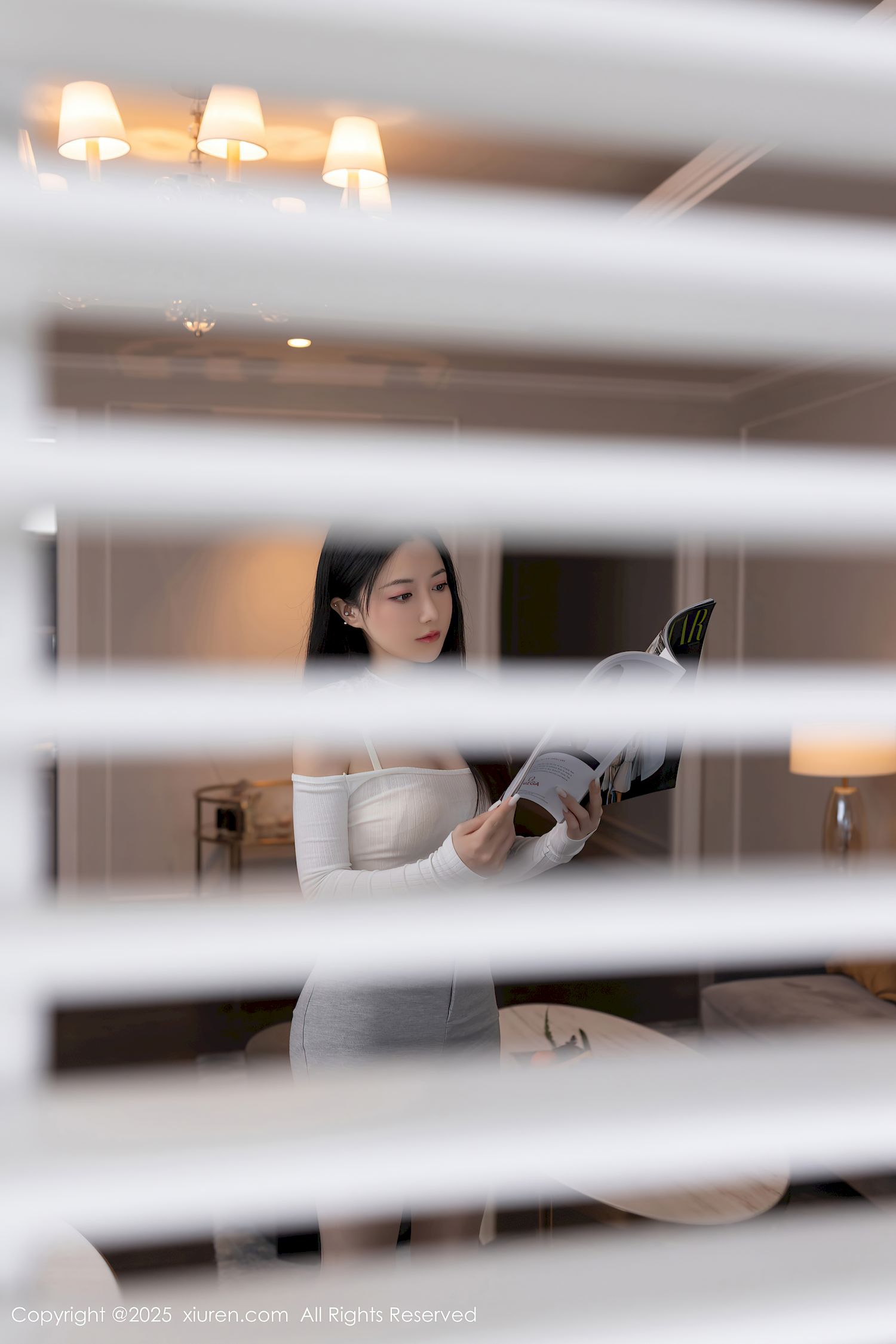 秀人网模特鱼子酱Fish灰色短裤白色丝袜性感写真