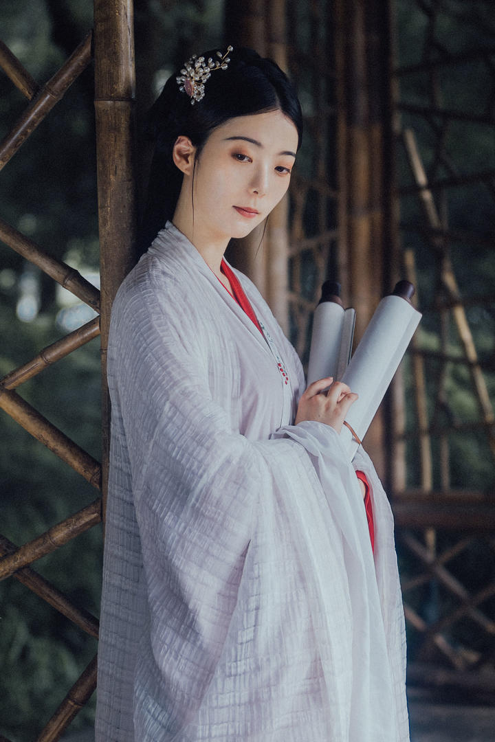 抱着字画的古风汉服美女艺术写真图片