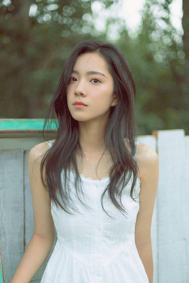国内女星庄达菲清纯白裙意境写真图片