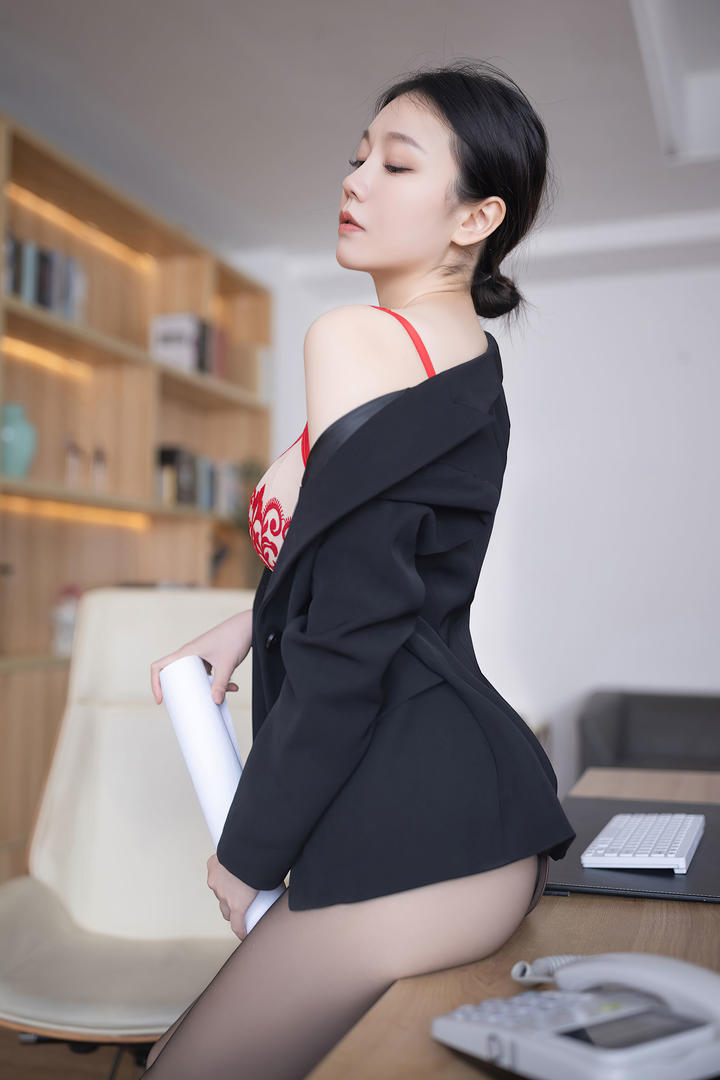 坐在办公桌上的性感美女秘书安然大胆制服丝袜诱惑图片
