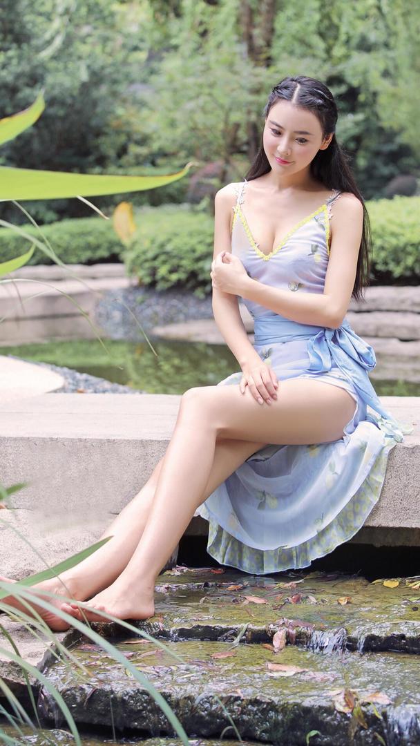 坐在小桥上的极品美腿美女高清图片