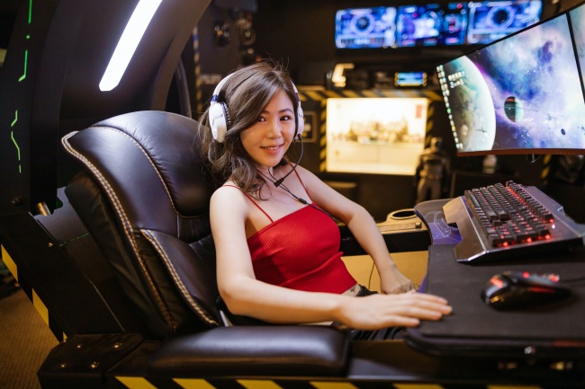 戴耳麦打游戏的女生图片