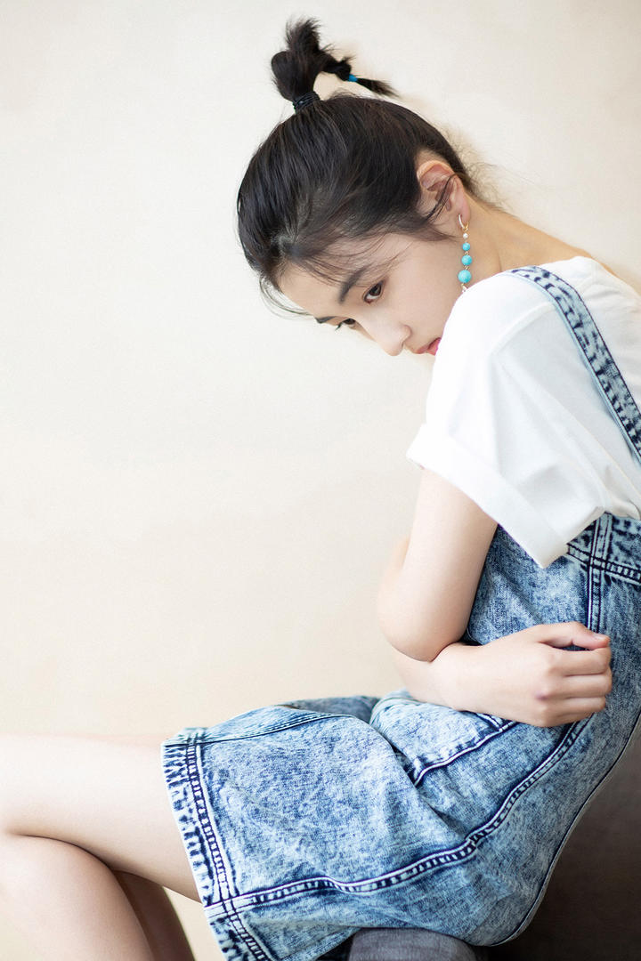 坐在沙发上的极品气质美女名片张子枫