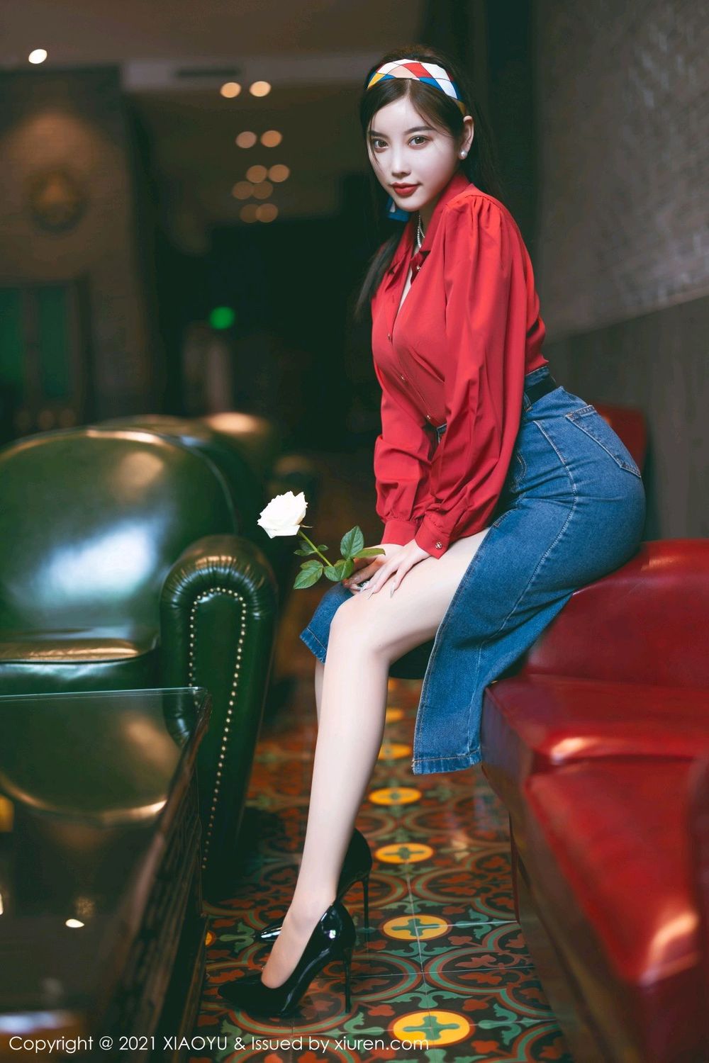 语画界美女模特杨晨晨高开叉牛仔裙服饰中秋献礼性感套图