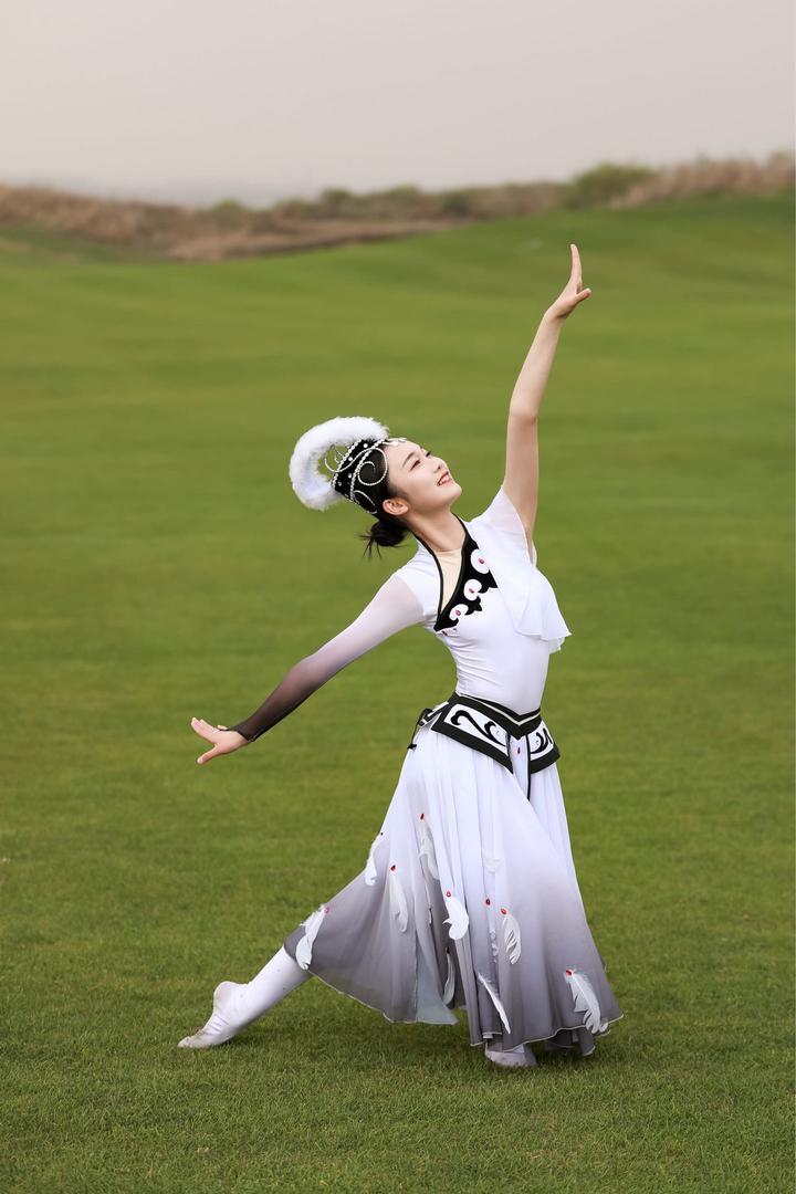 草原上跳舞的蒙古族服饰美女写真图片