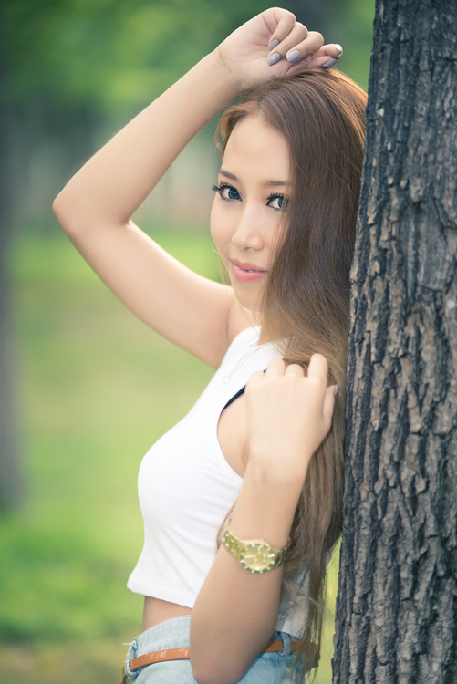 妖娆美女郊外的狂野