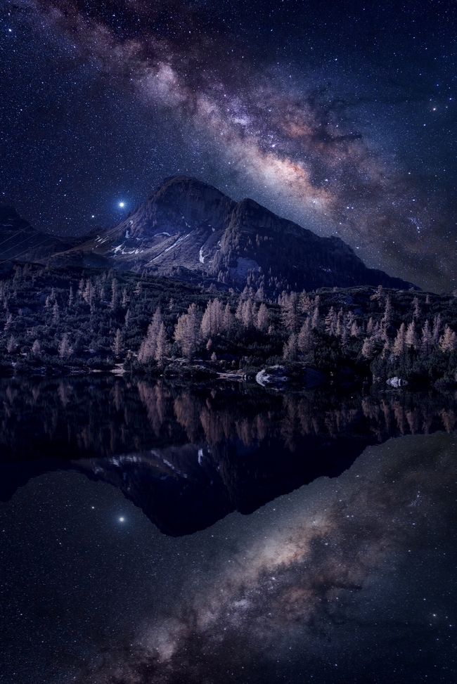 夜晚户外山峦星空图片