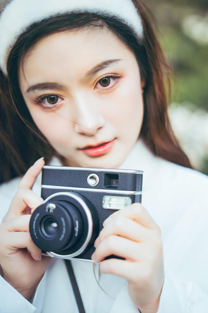 拿着相机的清纯可爱女生图片