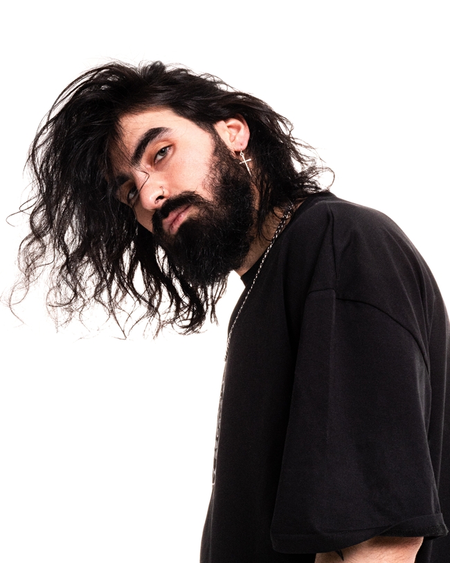 时尚长发艺术家帅哥写真图片