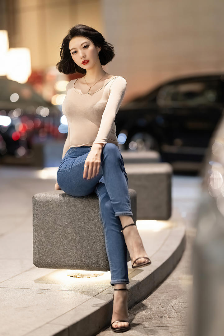 街拍时尚漂亮的短发御姐艺轩高清图片