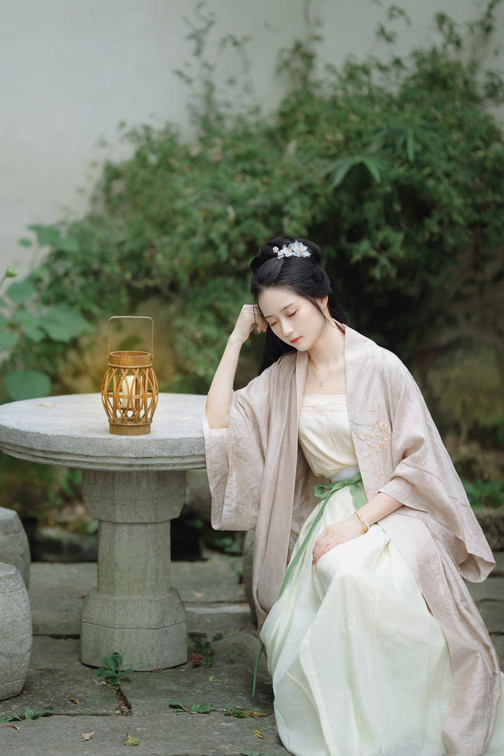 靠在石桌上休息的清纯古装美女图片