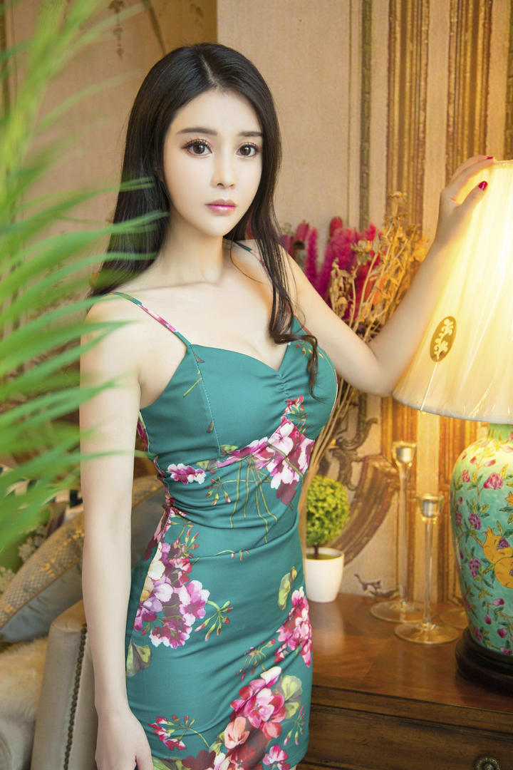 穿着长裙的高清气质美女图片