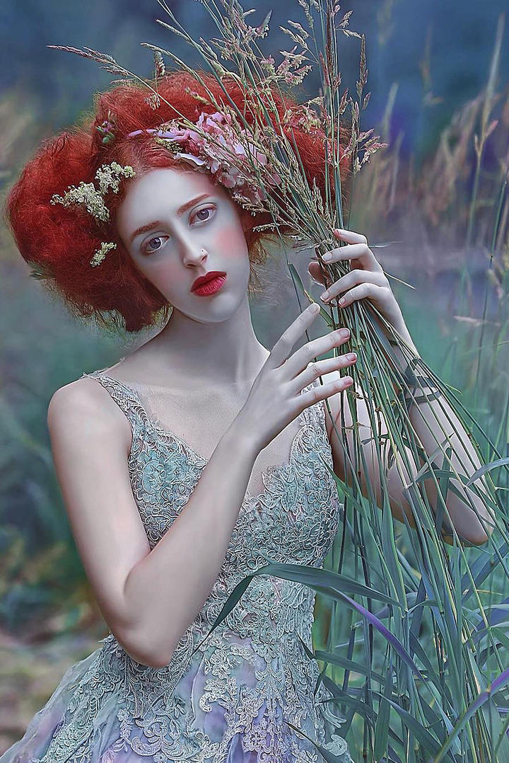 拿着茅草的高清美女艺术人像摄影图片