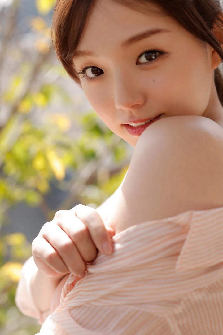 日韩加勒比童颜大胸美女艺术照写真集