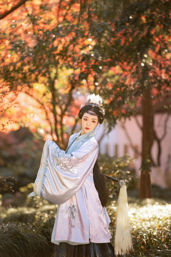 古装美女道姑户外艺术照图片