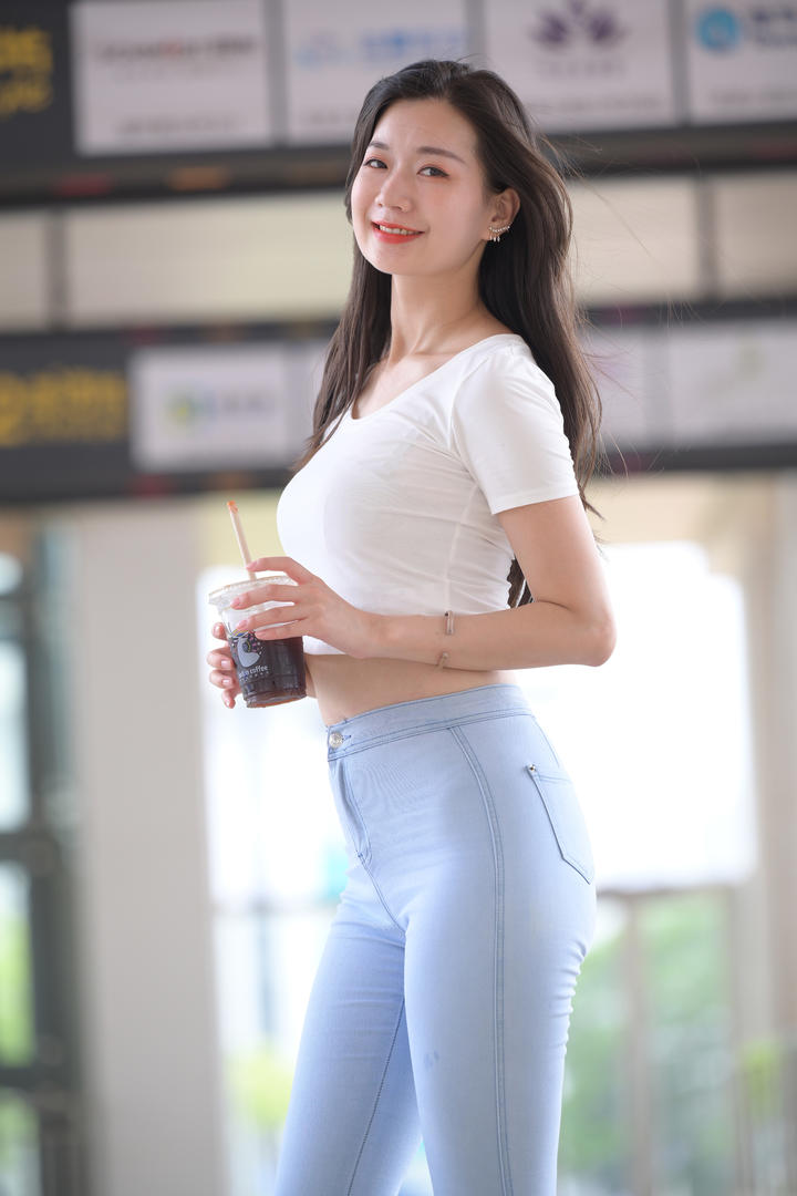 街拍韵味御姐紧身裤美女图片