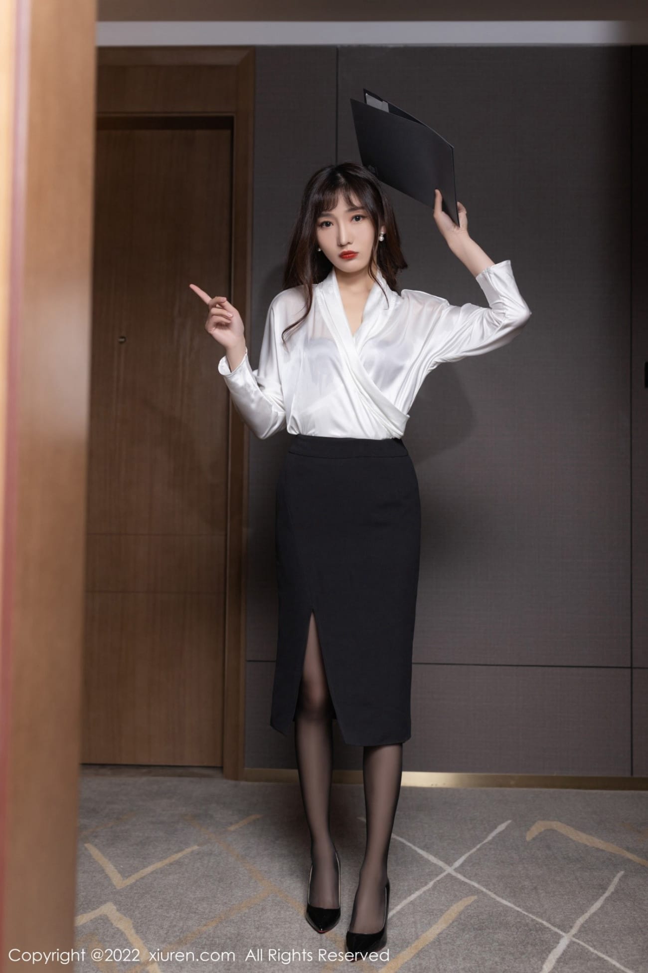 秀人网美女模特陆萱萱白色上衣搭配黑丝短裙系列性感写真