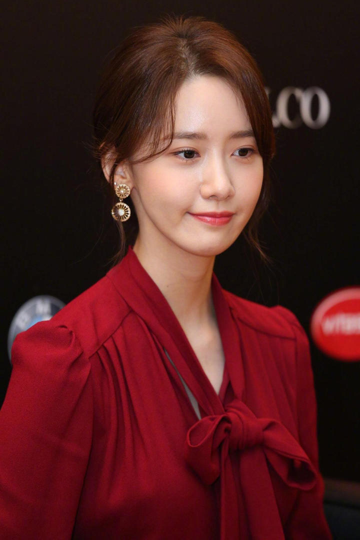 韩国美女林允儿新闻发布会照片