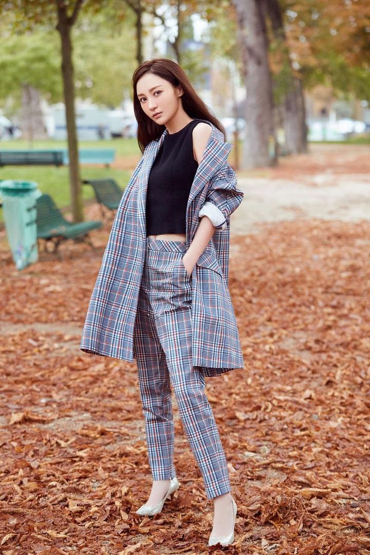 内地美女明星女演员姚笛巴黎街头自拍写真图片