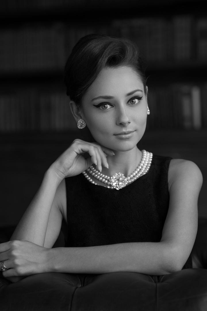 戴着珍珠项链的气质美女肖像图片