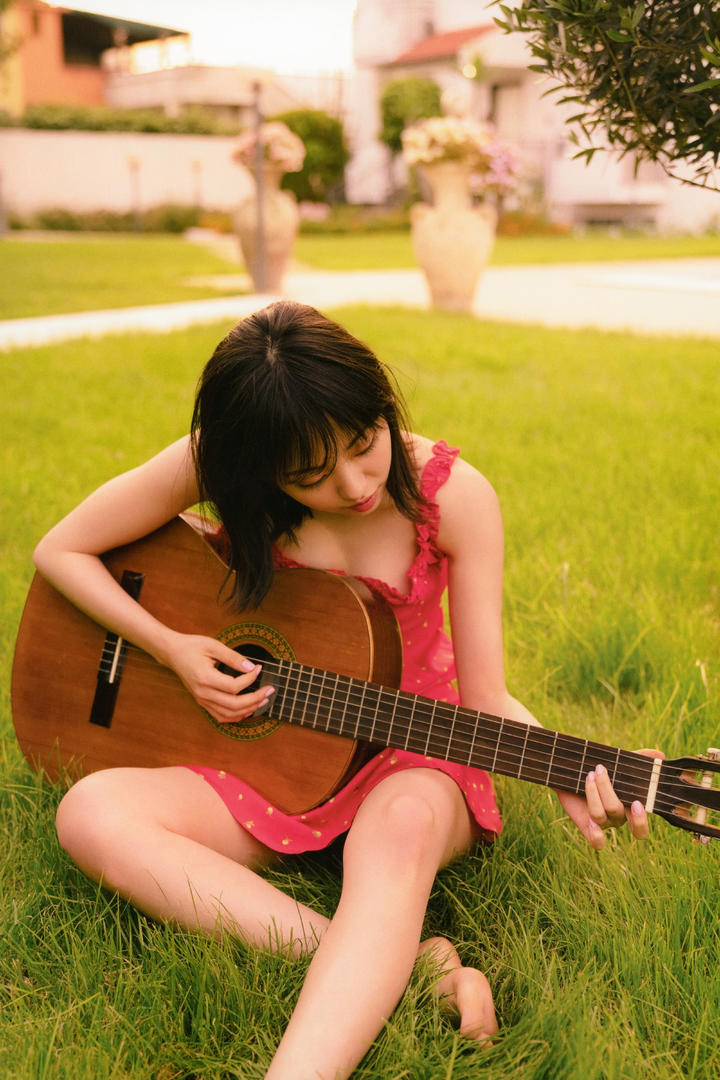 抱着吉他的日本少女清纯写真图片