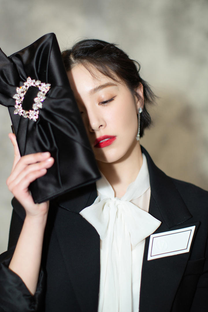 拿着黑色包包的美女明星阚清子图片