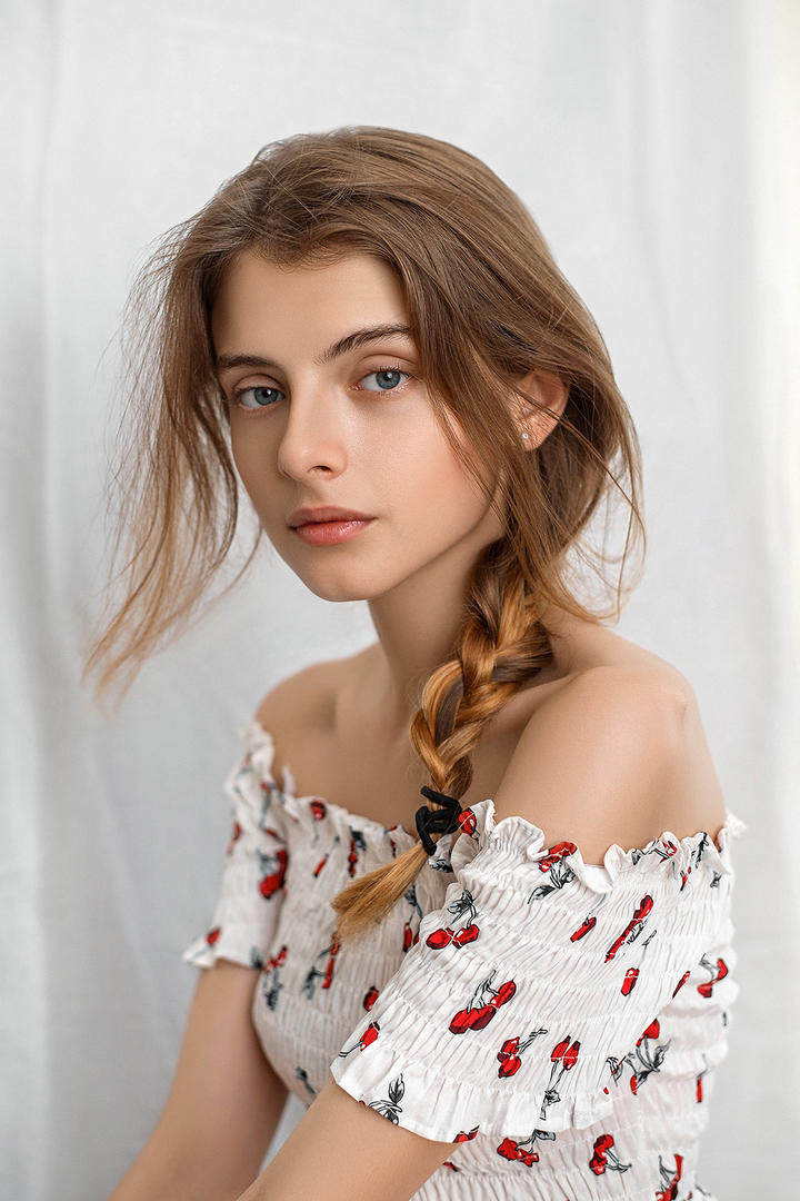 清纯欧美美女大学生真实艺术写真