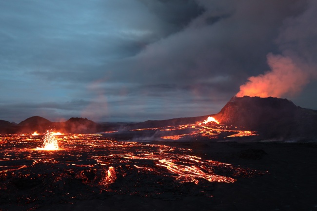 火山爆发岩浆图片