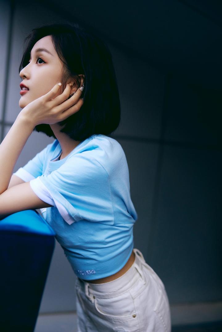 清纯可爱甜美女生吴宣仪短发美女明星写真图片