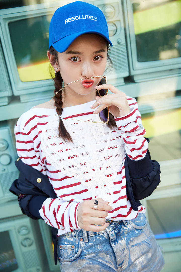 戴着鸭舌帽的时尚美女明星宋祖儿图片