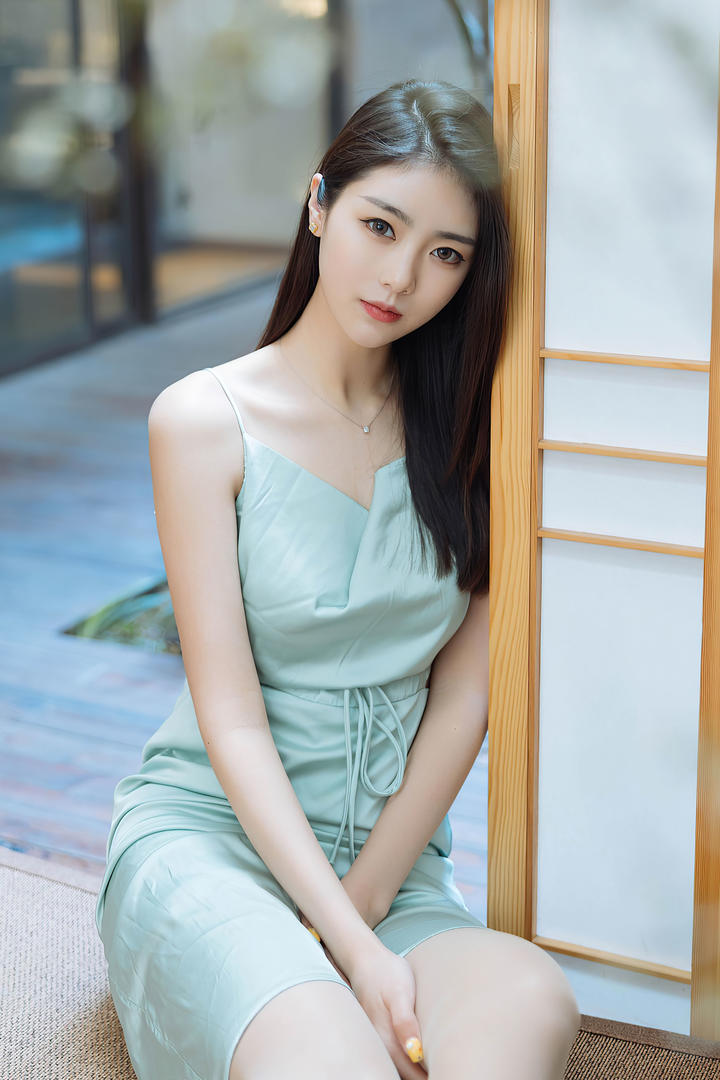 极品白嫩气质女神可樂美女吊带睡裙写真图片